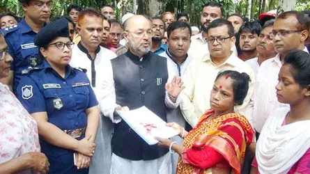 নারী নাপিত শেফালী রানীকে জমি ও ঘর দিলেন প্রধানমন্ত্রী