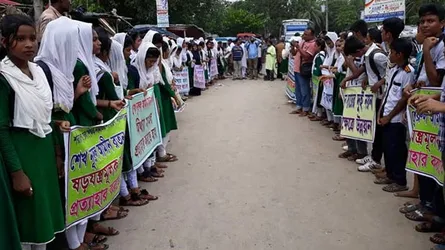 প্রধান শিক্ষকের মামলা প্রত্যাহারের দাবীতে শিক্ষার্থীদের মানববন্ধন