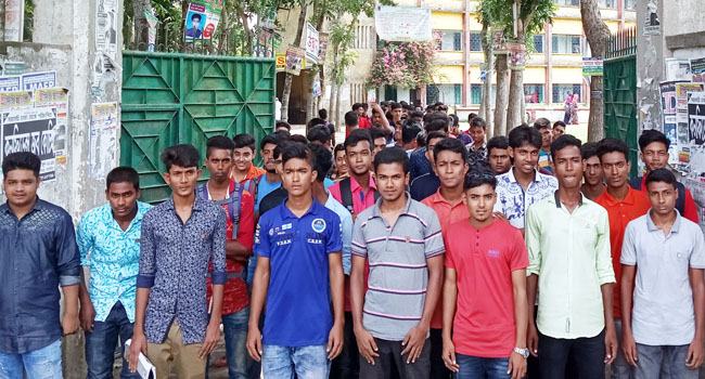 কালিগঞ্জে অধ্যক্ষের হাত পা ভেঙে নদীতে ফেলার হুমকি উপজেলা চেয়ারম্যানের