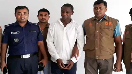 স্কুল শিক্ষকের কাছ থেকে টাকা হাতিয়ে নেয়ার সময় নাইজেরিয়ান নাগরিক গ্রেফতার