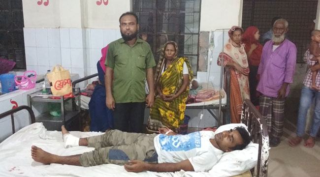 নড়াইলে হাসপাতালে ঢুকে চিকিৎসাধীন কলেজছাত্রের ওপর হামলা : নার্সসহ আহত ৫