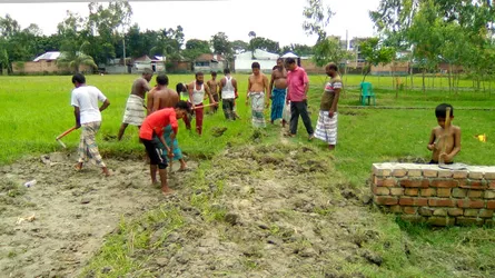 স্বেচ্ছায় জমি ও মাটি দিয়ে রাস্তা নির্মাণ করলো এলাকাবাসী