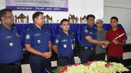 ১০০ টাকায় পুলিশের চাকরি