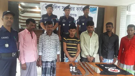 মানিকগঞ্জে অস্ত্রসহ ৬ আন্তঃজেলা ডাকাত গ্রেফতার