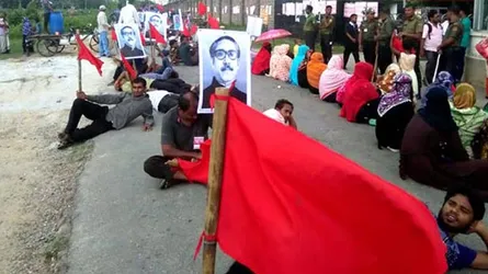 দিনাজপুর তাপ বিদ্যুৎকেন্দ্রে দক্ষ শ্রমিক নিয়োগের দাবিতে সড়ক অবরোধ