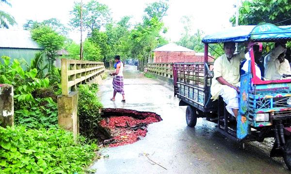পাকুন্দিয়ার মির্জাপুর-তারাকান্দি সড়কে ধস : চলাচলে দুর্ভোগ