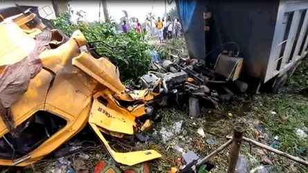 গাজীপুরে মৈত্রী ট্রেনের সাথে ট্রাকের সংঘর্ষ : নিহত ২, আহত ২