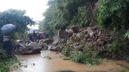বান্দরবানে পাহাড় ধসে ২ উপজেলা যোগাযোগ বিচ্ছিন্ন
