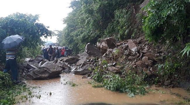 বান্দরবানে পাহাড় ধসে ২ উপজেলা যোগাযোগ বিচ্ছিন্ন