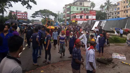 লক্ষ্মীপুরে সড়কের দু’পাশের অবৈধ স্থাপনা উচ্ছেদ অভিযান