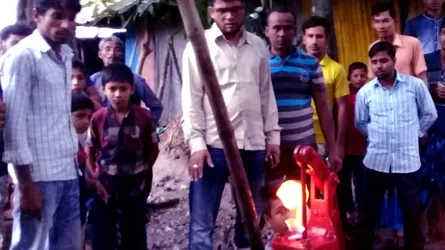 সেনবাগে টিউবওয়েলে গ্যাস, জ্বলে উঠল আগুন