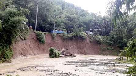রাঙ্গামাটির পাহাড়ে ভাঙ্গনের ঝুঁকি, লোকজন সড়িয়ে আনা হচ্ছে আশ্রয়কেন্দ্রে