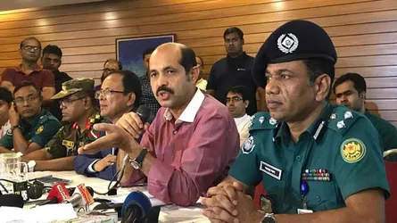 রিকশা চালকদের কাছে ১৫ কিমি রাস্তা চাইলেন মেয়র আতিকুল