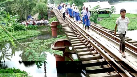 ঝুঁকি, শিক্ষার্থীদের পারাপারের একমাত্র ভরসা রেলসেতু