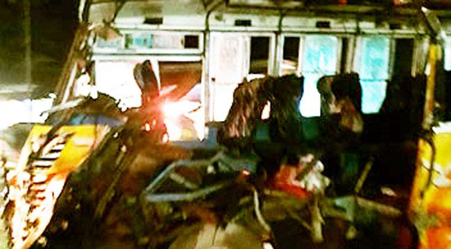 কুমিল্লায় দাঁড়ানো ট্রাকে বাসের ধাক্কা : নিহত ৪