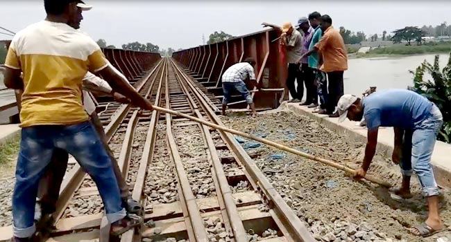 টাঙ্গাইলে রেলসেতুর এ্যাপ্রোচ দেবে যাওয়ায় ট্রেন চলাচল ব্যাহত