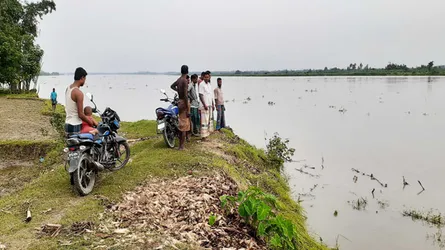 ফুলবাড়ীতে ১৩ দিন ধরে খেয়াঘাট বন্ধ, চরম দুর্ভোগে হাজার হাজার মানুষ