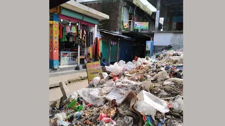 হোসেনপুরে মার্কেটের সামনে ময়লার স্তুপ