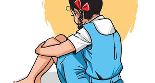 ধর্ষিতা ছাত্রীকে স্কুল থেকে বের করে দেয়ায় প্রধান শিক্ষিকাকে শোকজ