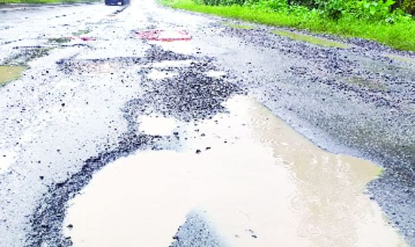বর্ষণে ঢাকা-চট্টগ্রাম মহাসড়কে খানাখন্দ  দুর্ভোগে চালক ও পথচারীরা