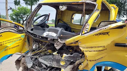 দাঁড়ানো কাভার্ডভ্যানে পিকআপের ধাক্কা, নিহত ৩