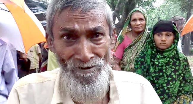 বন্যা কবলিত এলাকায় ত্রাণের জন্য হাকাকার