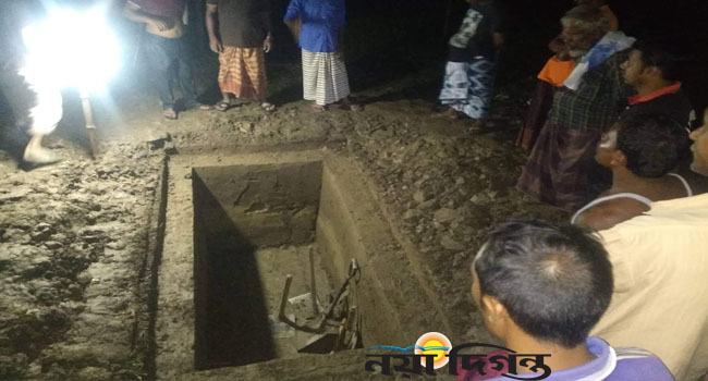 পল্লী নিবাসে প্রস্তুত এরশাদের কবর