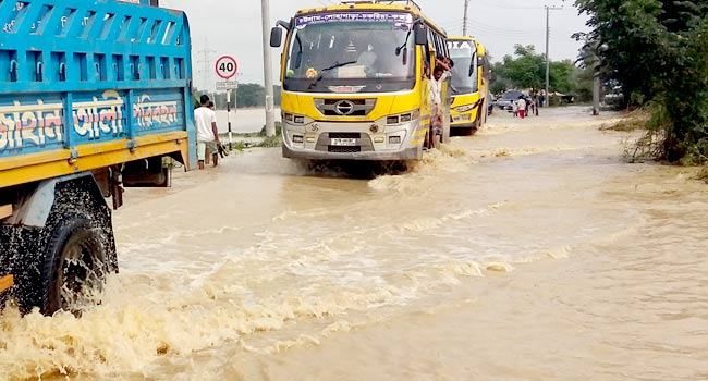 চট্টগ্রাম-কক্সবাজার মহাসড়কে ঝুঁকি নিয়ে যানবাহন চলাচল