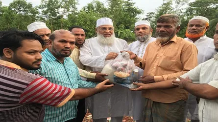 সাতকাানিয়ায় বন্যার্তদের মধ্যে ত্রাণ বিতরণ করলেন সাবেক এমপি শামসুল ইসলাম