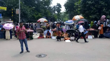 দ্বিতীয় দিনের মতো অবরোধে সাত কলেজের শিক্ষার্থীরা