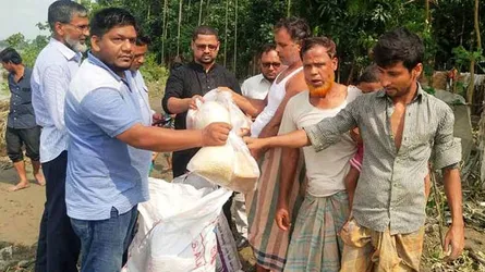 সাতকানিয়ায় বন্যার্তদের মাঝে ইঞ্জিনিয়ার্স ফোরামের ত্রাণ বিতরণ