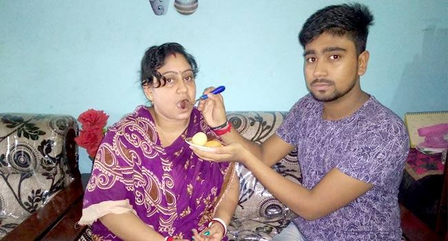 ছেলের সঙ্গে এসএসসি পাসের পর এবার এইচএসসি পাস করলেন সেই মা