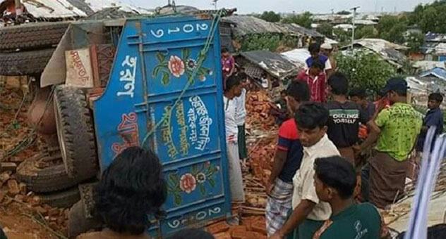 ট্রাক উল্টে রোহিঙ্গা মা-ছেলে নিহত