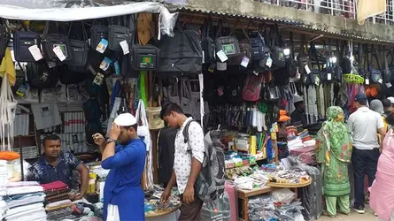 হজক্যাম্পের সামনে জমজমাট ‘হজের বাজার’