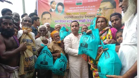 হালুয়াঘাটে বন্যার্তদের মাঝে ত্রাণ বিতরণ করেন বিএনপির নেতা সালমান ওমর রুবেল