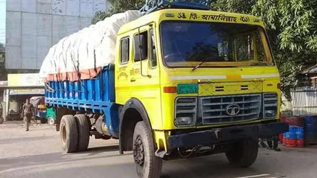 চালক বাবার ট্রাকের নীচে পড়ে ছেলে নিহত