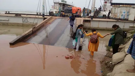 দৌলতদিয়ায় ঝুঁকিতে ফেরি লোড-আনলোড