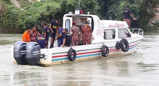 নিয়ন্ত্রণ হারিয়ে প্রাইভেটকার তুরাগে, উদ্ধার হয়নি এখনো