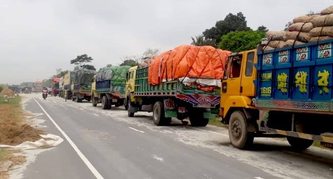তীব্র ঘূর্ণিস্রােতে কাঁঠালবাড়ি-শিমুলিয়া নৌরুটে ফেরি চলাচলে চরম অচলাবস্থা