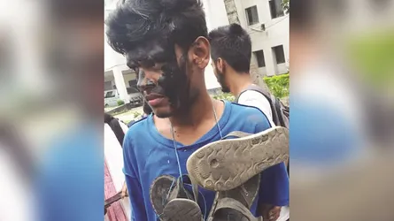 লাইব্রেরিতে নিয়ে ছাত্রীকে ধর্ষণ : খুবি শিক্ষার্থীর মুখে কালি, জুতার মালা