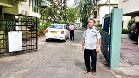সিনেমার পরিচালক এখন বাসার দারোয়ান