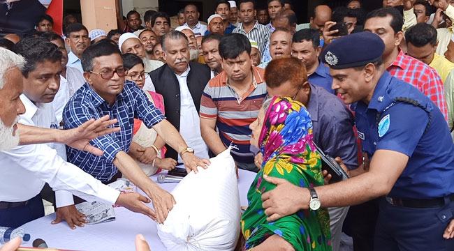 বিএনপি ত্রাণ নিয়ে রাজনীতি করছে : এনামুল হক শামীম