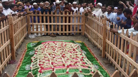 আজমীর শরিফের গিলাফে ঢেকে দেয়া হলো এরশাদের কবর