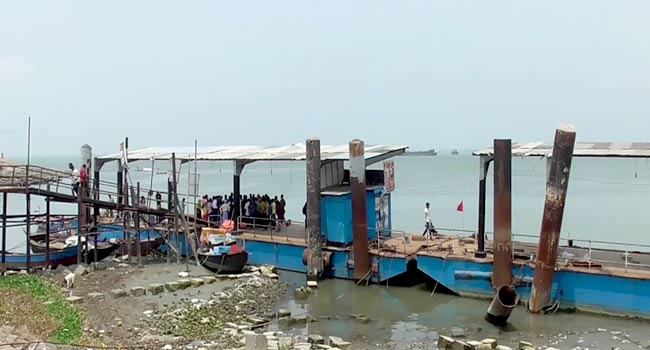 নৌধর্মঘটে চরম ভোগান্তিতে যাত্রীরা