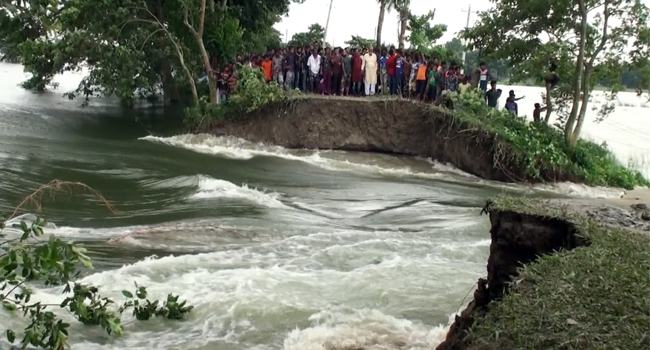 ব্রহ্মপুত্রের বাঁধ ভেঙ্গে বিস্তীর্ণ এলাকা প্লাবিত, তলিয়ে গেছে ফসলি জমিসহ দু’শ ঘরবাড়ি