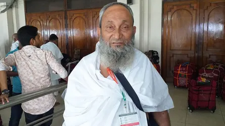 বন্যা সাঁতরিয়ে হজে যাচ্ছেন কুড়িগ্রামের আজিজুর রহমান