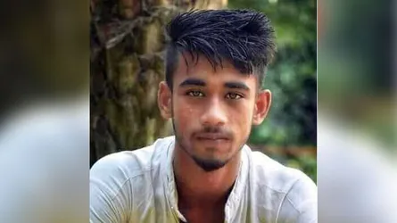 মোবাইলে কথা বলার সময় মোটরসাইকেলের নিয়ন্ত্রণ হারিয়ে কলেজ ছাত্র নিহত