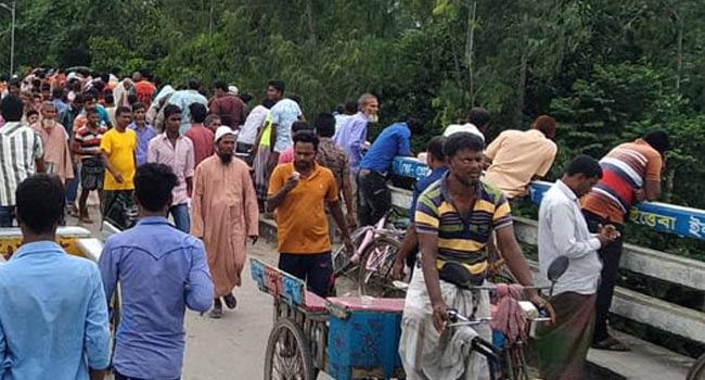 নদীতে ভেসে উঠল নারীর মাথাবিহীন লাশ