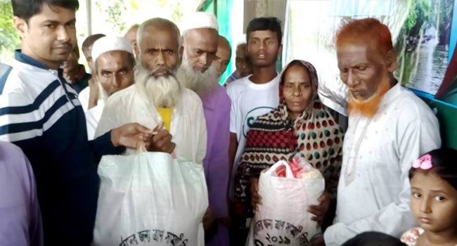 বন্যার্ত ৪০০ পরিবারের মাঝে এসপিডির ত্রাণসামগ্রী বিতরণ
