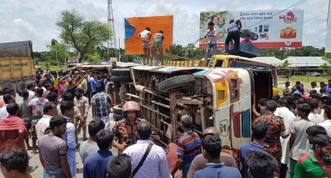গোপালগঞ্জে দাঁড়ানো ট্রাকে বাসের ধাক্কা, নিহত ৪